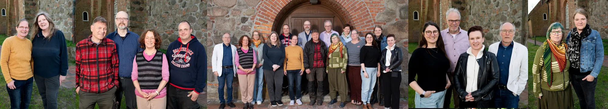 Mitarbeitende der Kirchengemeinde Schwartau vorm Portal der Rensefelder Kirche