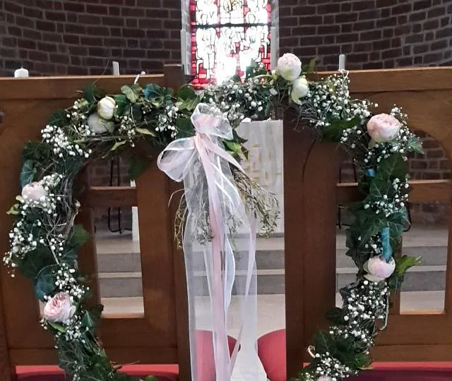 Die Traustühle vor dem Altar der Rensefelder Kirche geschmückt mit einem Herz.