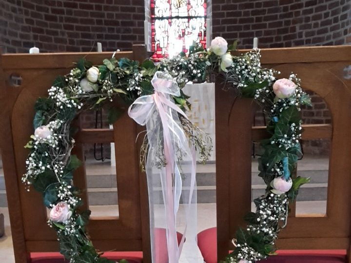 Die Traustühle vor dem Altar der Rensefelder Kirche geschmückt mit einem Herz.