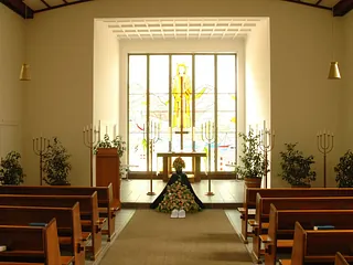 Innansicht der Friedhofskapelle auf dem Rensefelder Friedhof in Bad Schwartau