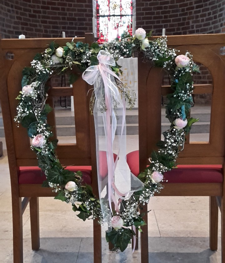 Die Traustühle vor dem Altar der Rensefelder Kirche geschmückt mit einem Herz.