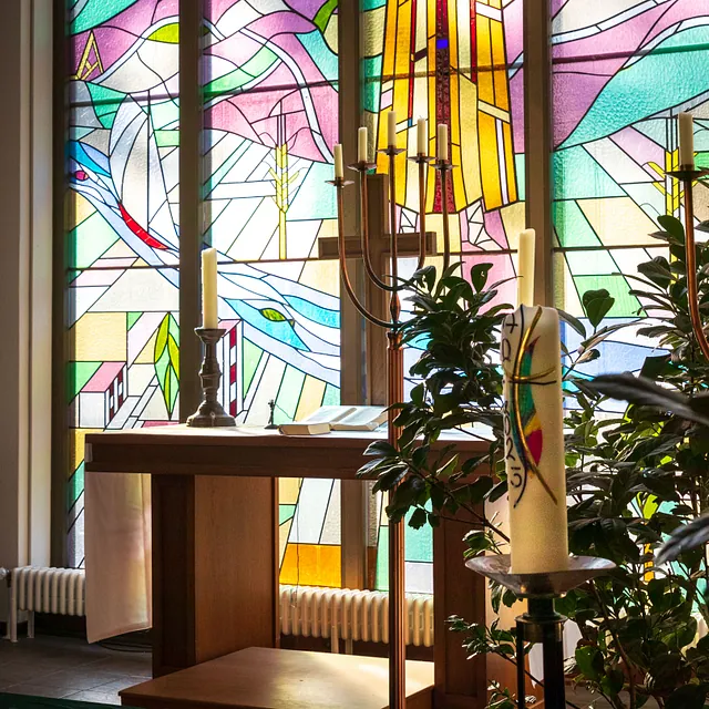 Altar und Osterkerze in der Friedhofskapelle Rensefeld