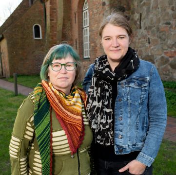 Kirchenmusikerinnen Hedwig Geske und Julia Wyrwa vor der St. Fabian-Kirche zu Rensefeld. 