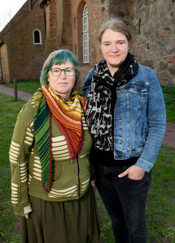 Kirchenmusikerinnen Julia Wyrwa, Yuliya Zhyvitsa, Hedwig Geske an der Noeske-Orgel in der Martinskirche Cleverbrück (Kirchengemeinde Schwartau)