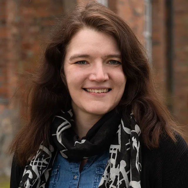 Kirchenmusikerin Julia Wyrwa (Kirchengemeinde Schwartau) vor der St. Fabian-Kirche