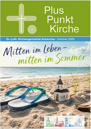 Titelblatt des Gemeindebriefs PlusPuntKirche Sommer: Badelatschen am Strand neben einer Miniaturkirche.