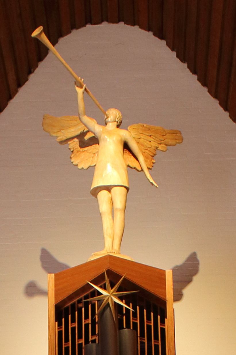 Engel mit Trompete auf der Noeske-Orgel in der Mrtinskirche Cleverbrück. 