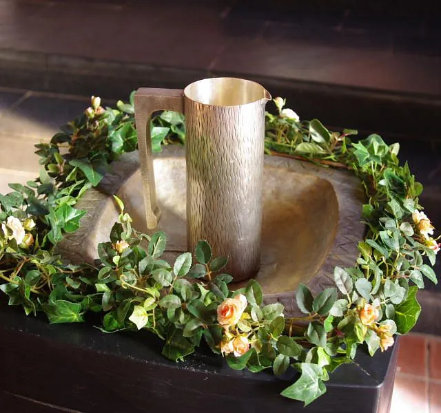 Taufschale mit Blumenschmuck und Krug in der Martinskirche