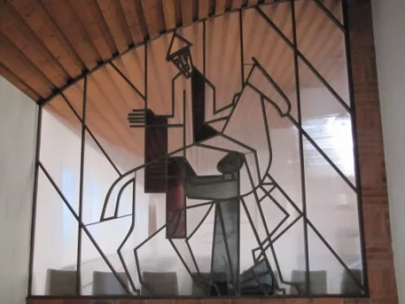 Darstellung von Sankt Martin auf seinem Pferd im Martinsfenster der Martinskirche Cleverbrück, Kirchengemeinde Schwartau