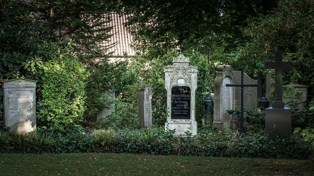 Historische Grabmäler auf dem Friedhof Rensefeld