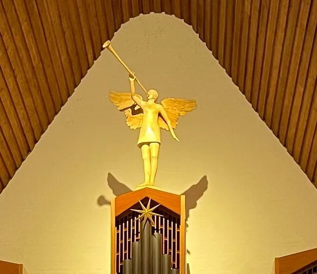 Stehender Engel mit Trompete in der Hand auf der Noeske-Orgel in der Martinskirche Cleverbrück, Kirchengemeinde Schwartau
