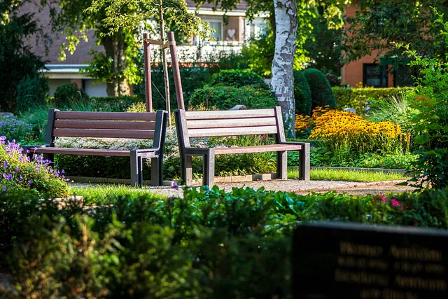 Bänke im Garten der Begegnung auf dem Friedhof Rensefeld