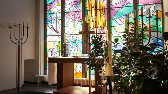 Die Friedhofskapelle Rensefeld, Altar und Glasfenster