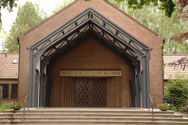 Eingangstür der Friedhofskapelle auf dem Rensfelder Friedhof der Kirchengemeinde Schwartau