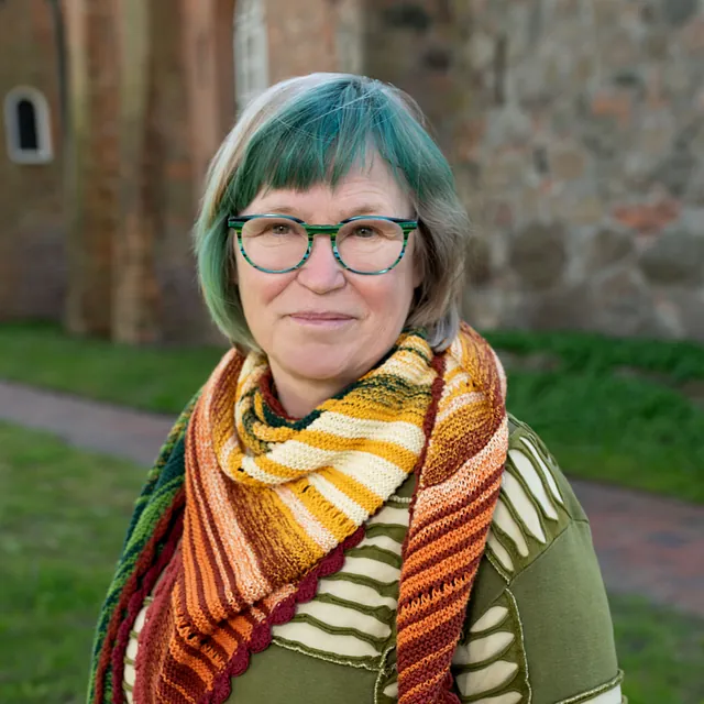 Kirchenmusikerin Hedwig Geske vor der St. Fabian Kirche